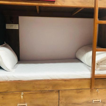 Everest Stays Rooms And Dormitory Mumbai Exteriör bild
