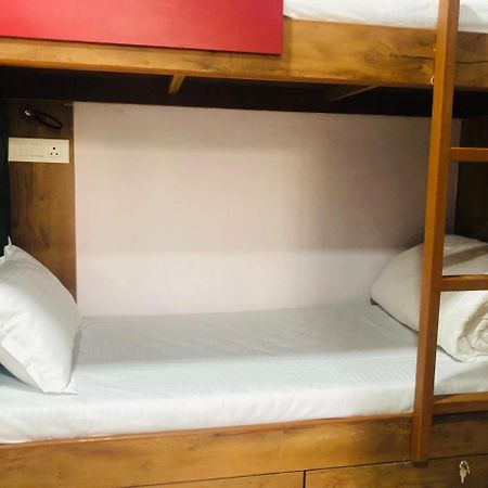 Everest Stays Rooms And Dormitory Mumbai Exteriör bild
