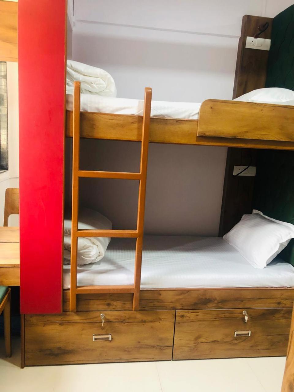 Everest Stays Rooms And Dormitory Mumbai Exteriör bild