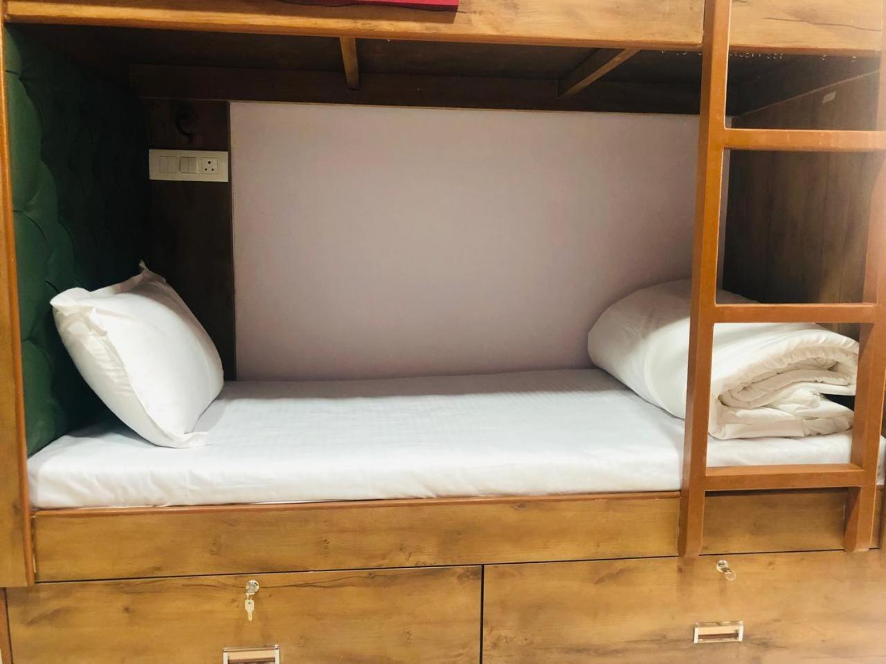 Everest Stays Rooms And Dormitory Mumbai Exteriör bild