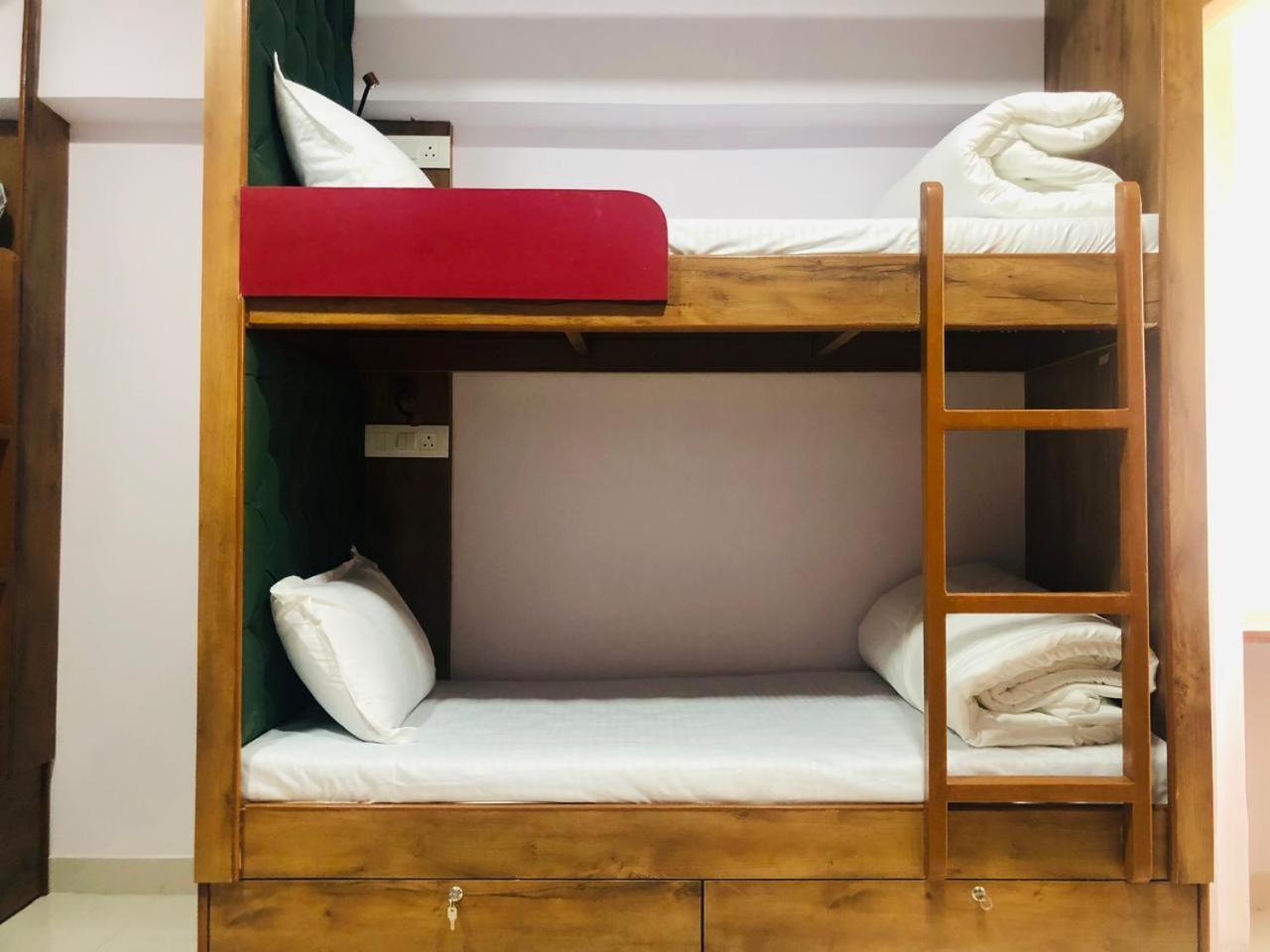 Everest Stays Rooms And Dormitory Mumbai Exteriör bild