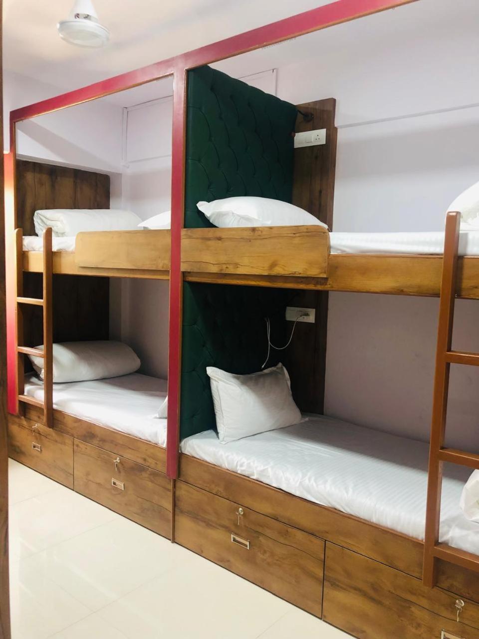 Everest Stays Rooms And Dormitory Mumbai Exteriör bild